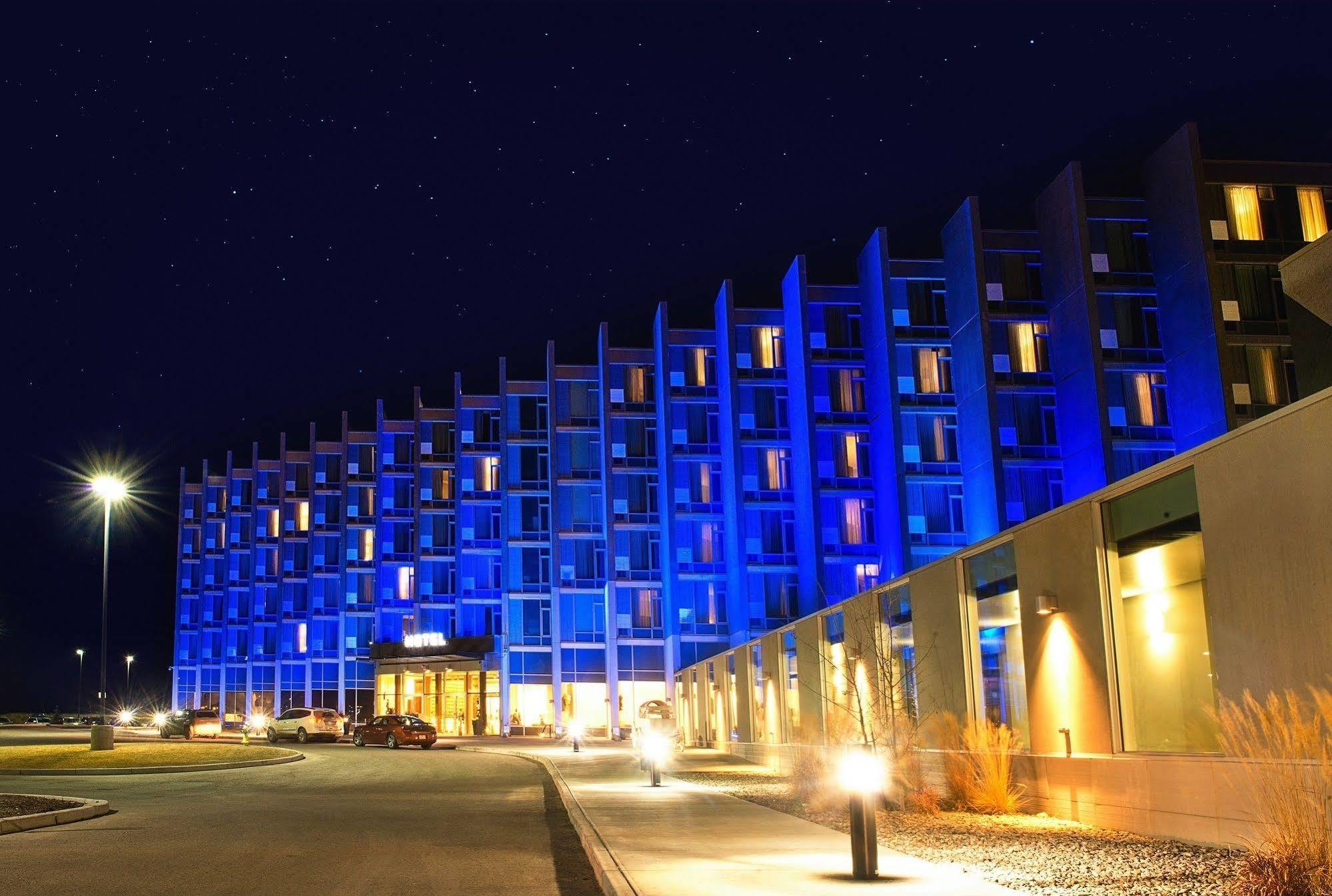 Grey Eagle Resort YYC Dış mekan fotoğraf