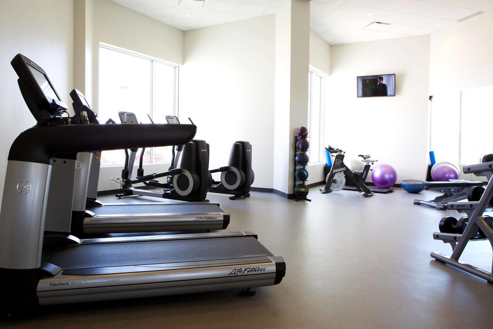 Grey Eagle Resort YYC Dış mekan fotoğraf