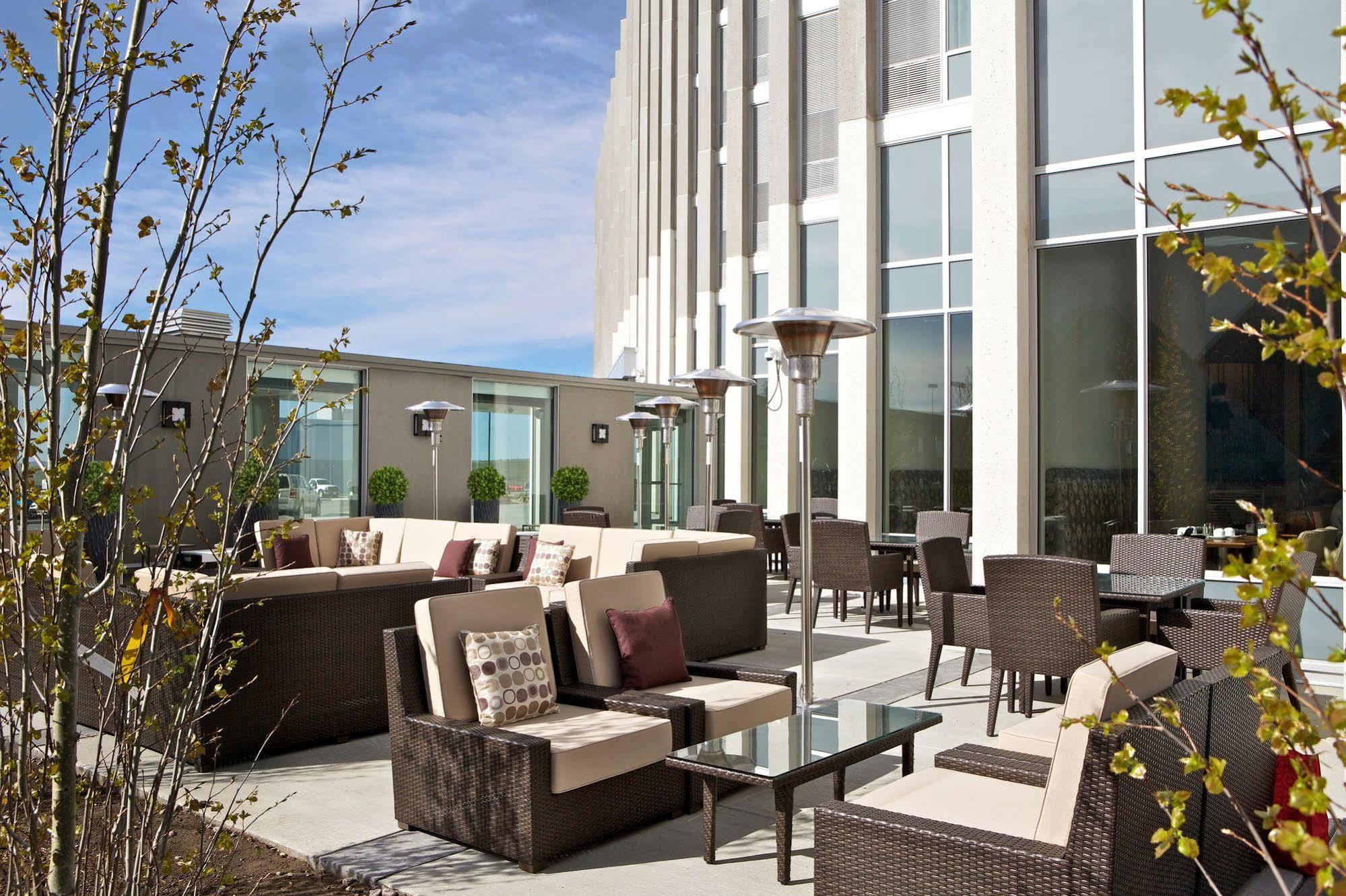Grey Eagle Resort YYC Dış mekan fotoğraf